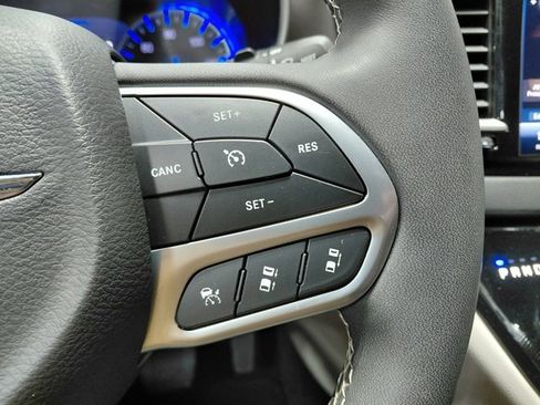 Used 2024 Chrysler Pacifica Touring-L image 39