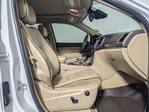 Used 2018 Jeep Grand Cherokee Overland image 12
