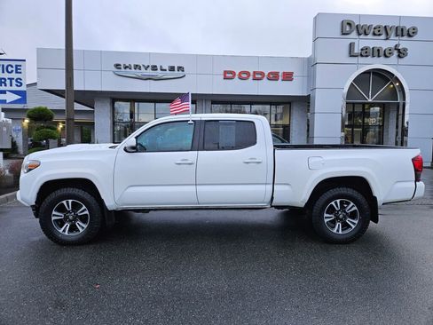 Used 2018 Toyota Tacoma SR5 image 2