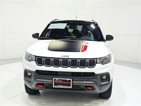 Used 2025 Jeep Compass Trailhawk AWD/4WD image 2