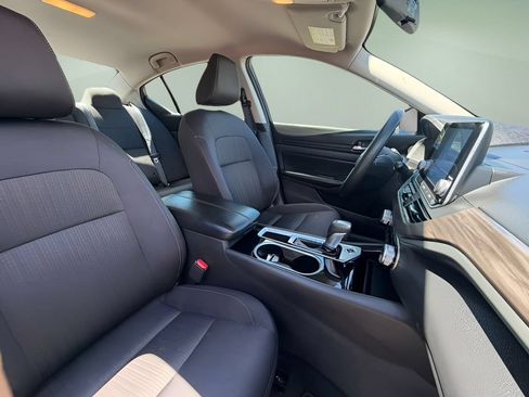 Used 2024 Nissan Altima 2.5 SV FWD image 10
