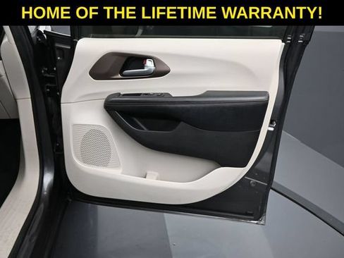 Used 2018 Chrysler Pacifica Touring-L Plus FWD image 50
