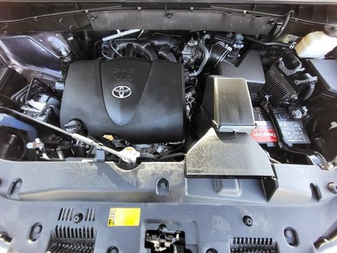 Used 2018 Toyota Highlander XLE AWD/4WD image 10