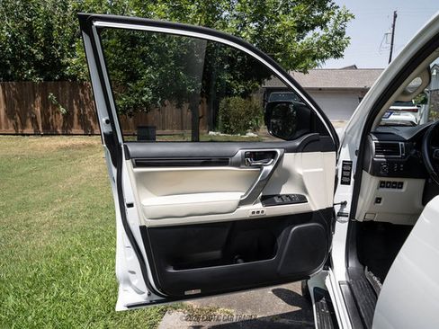 Used 2023 Lexus GX 460 Luxury w/ Sport Design Package AWD/4WD image 32