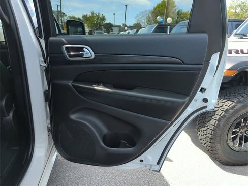 Used 2020 Jeep Grand Cherokee Altitude image 32