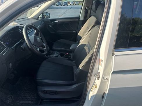 Used 2024 Volkswagen Tiguan SE AWD/4WD image 13