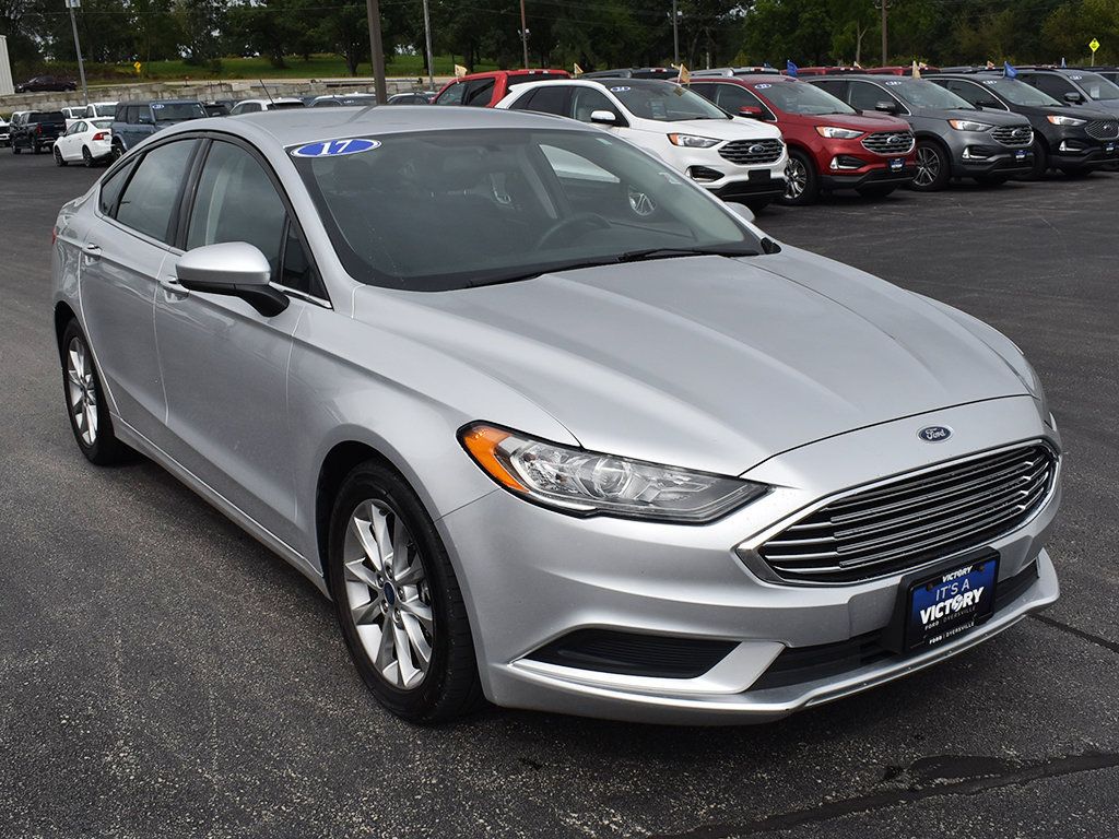 Used 2017 Ford Fusion SE w/ Fusion SE Technology Package FWD image 12