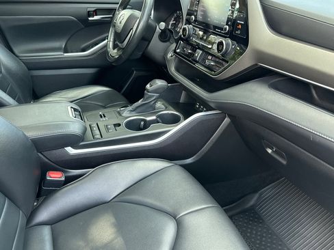 Used 2022 Toyota Highlander XLE FWD image 18