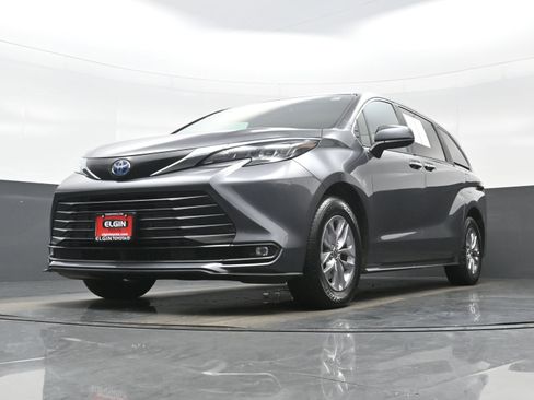 Used 2025 Toyota Sienna XLE FWD image 30