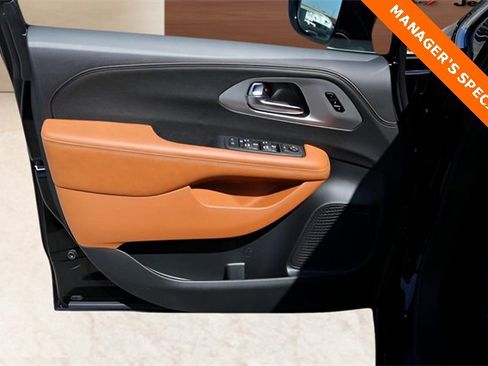 New 2026 Chrysler Pacifica Pinnacle image 10