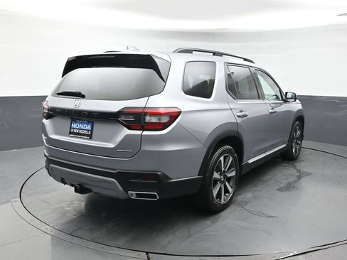 Certified 2025 Honda Pilot Touring image 6