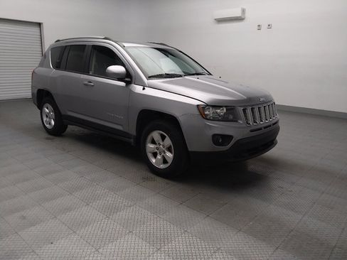 Used 2016 Jeep Compass Latitude image 13