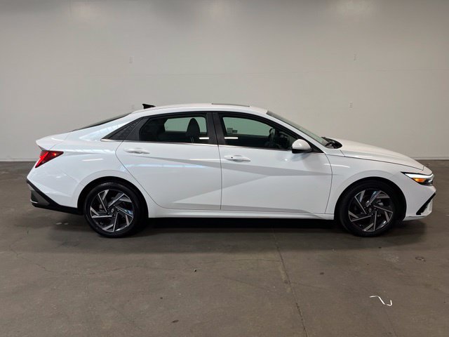 Used 2025 Hyundai Elantra SEL FWD image 2