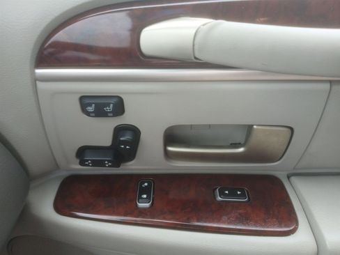 Used 2003 Lincoln Town Car Signature image 49