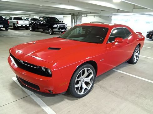 Used 2016 Dodge Challenger R/T RWD image 1