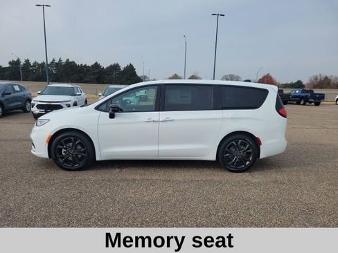 New 2026 Chrysler Pacifica Select image 3