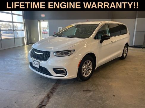 Used 2024 Chrysler Pacifica Touring-L FWD image 4