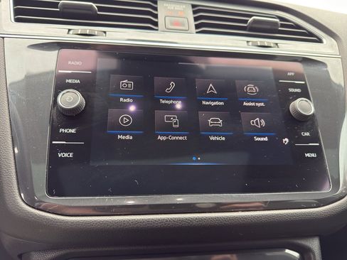 Used 2022 Volkswagen Tiguan SE image 18