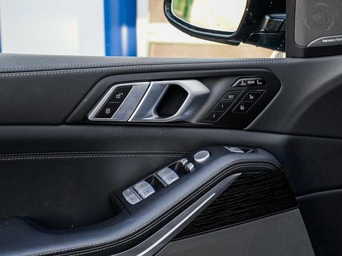 Used 2025 BMW X7 M60i image 10