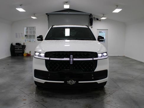 New 2026 Lincoln Navigator Reserve w/ Jet Appearance Package AWD/4WD image 2