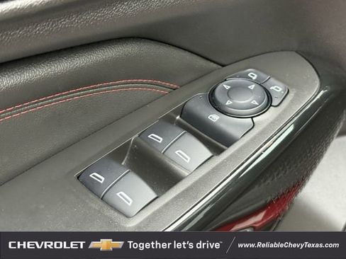 Used 2025 Chevrolet Trax RS w/ Sunroof Package FWD image 30