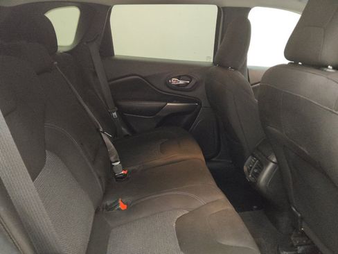 Used 2021 Jeep Cherokee Latitude FWD image 19