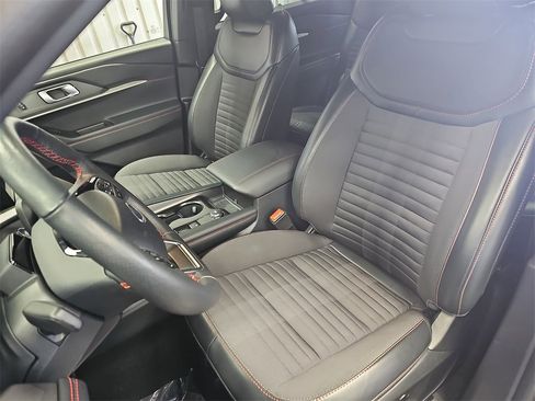 Used 2025 Ford Explorer ST-Line w/ ST-Line Street Pack image 14