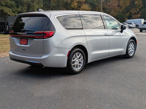 New 2026 Chrysler Pacifica Select image 3