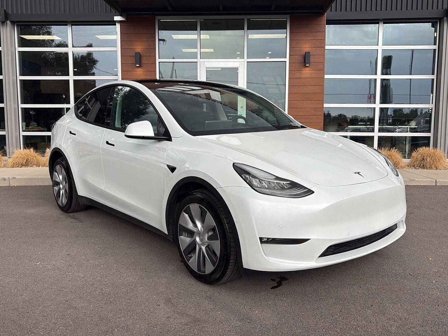 Used 2022 Tesla Model Y Long Range AWD/4WD image 2