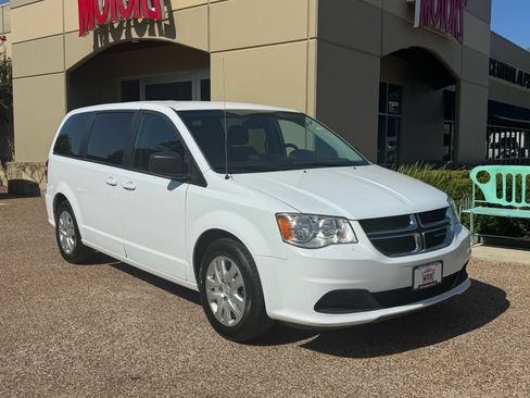 Used 2018 Dodge Grand Caravan SE w/ UConnect Hands-Free Group FWD image 4