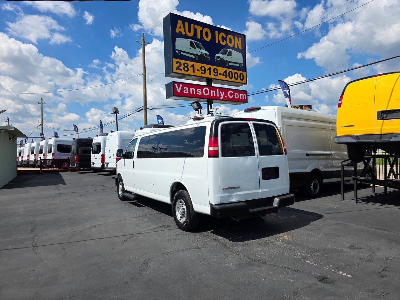 Used 2019 Chevrolet Express 3500 LS RWD image 2
