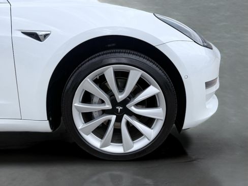 Used 2018 Tesla Model 3 Mid Range image 9