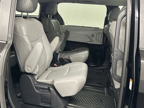 Used 2025 Toyota Sienna XLE FWD image 37