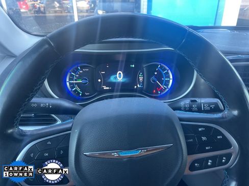 Used 2021 Chrysler Pacifica Touring-L image 6