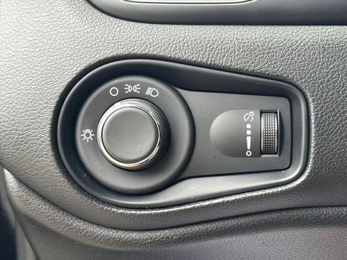 Used 2023 Jeep Renegade Latitude AWD/4WD image 18