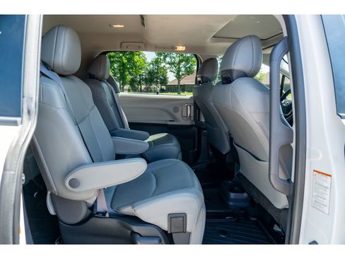 Used 2022 Toyota Sienna Limited FWD image 17