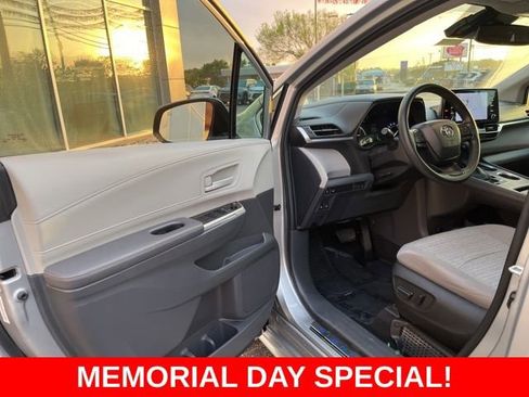 Used 2022 Toyota Sienna LE w/ LE Plus Package FWD image 4