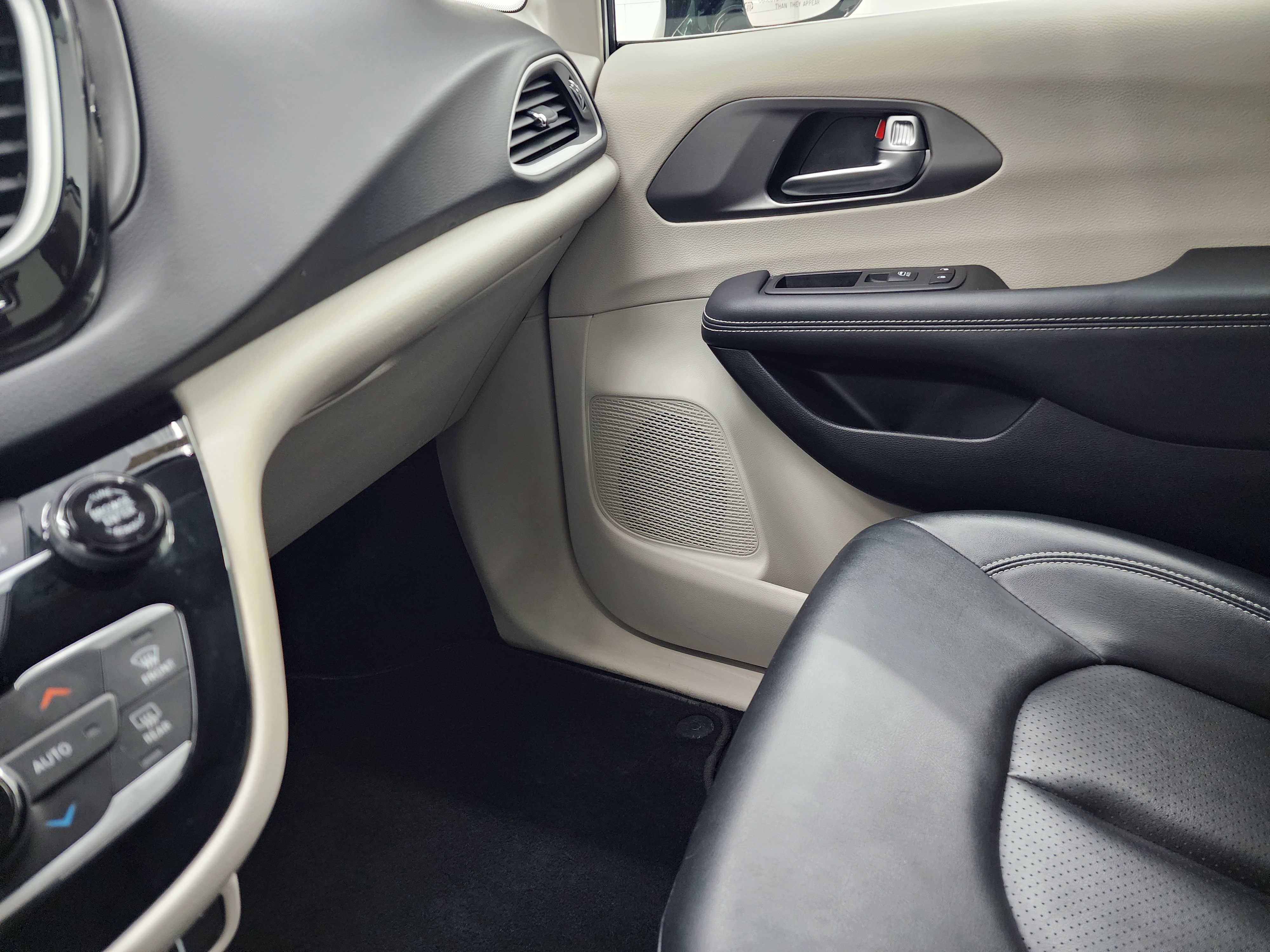 Used 2024 Chrysler Pacifica Touring-L FWD image 14