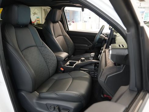 Used 2025 Toyota Tacoma Limited AWD/4WD image 33