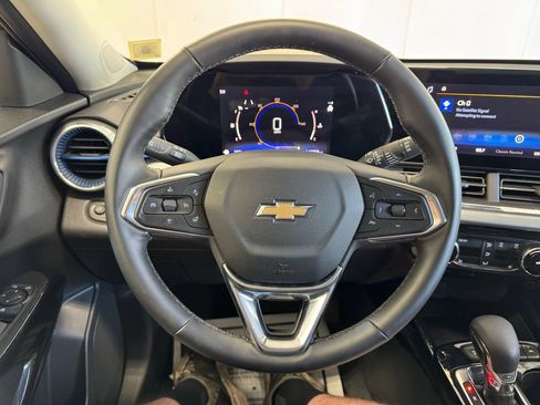 Used 2025 Chevrolet Trax LT w/ LT Convenience Package FWD image 30