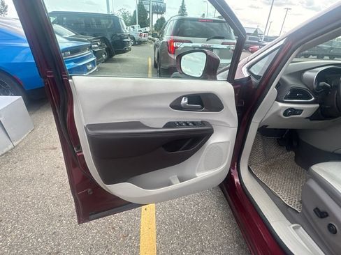 Used 2017 Chrysler Pacifica Touring-L FWD image 8