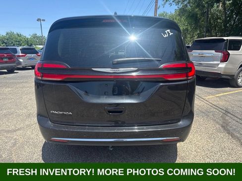 Used 2023 Chrysler Pacifica Touring-L FWD image 3