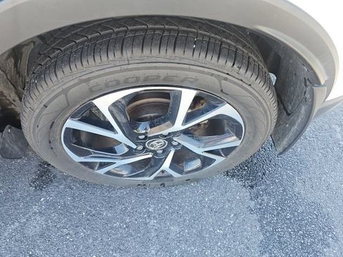 Used 2019 Toyota C-HR XLE FWD image 11