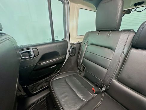 Used 2018 Jeep Wrangler Unlimited Sahara image 12