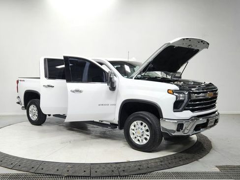 Used 2025 Chevrolet Silverado 2500 LTZ w/ LTZ Convenience Package image 9