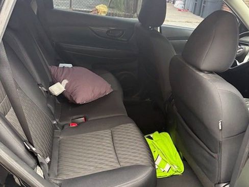 Used 2019 Nissan Rogue S image 2