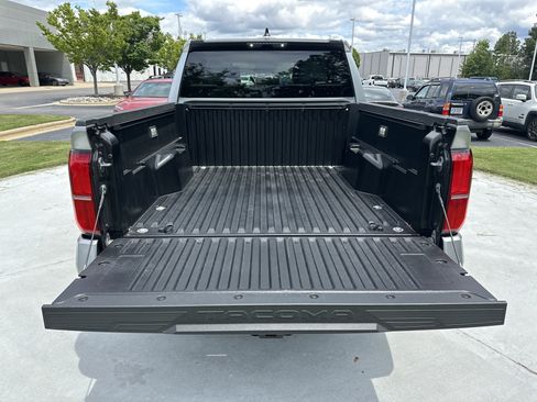 Certified 2025 Toyota Tacoma SR5 AWD/4WD image 32