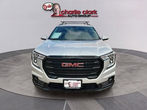 Used 2022 GMC Terrain SLT w/ LPO, 'HIT The Road' Package FWD image 8