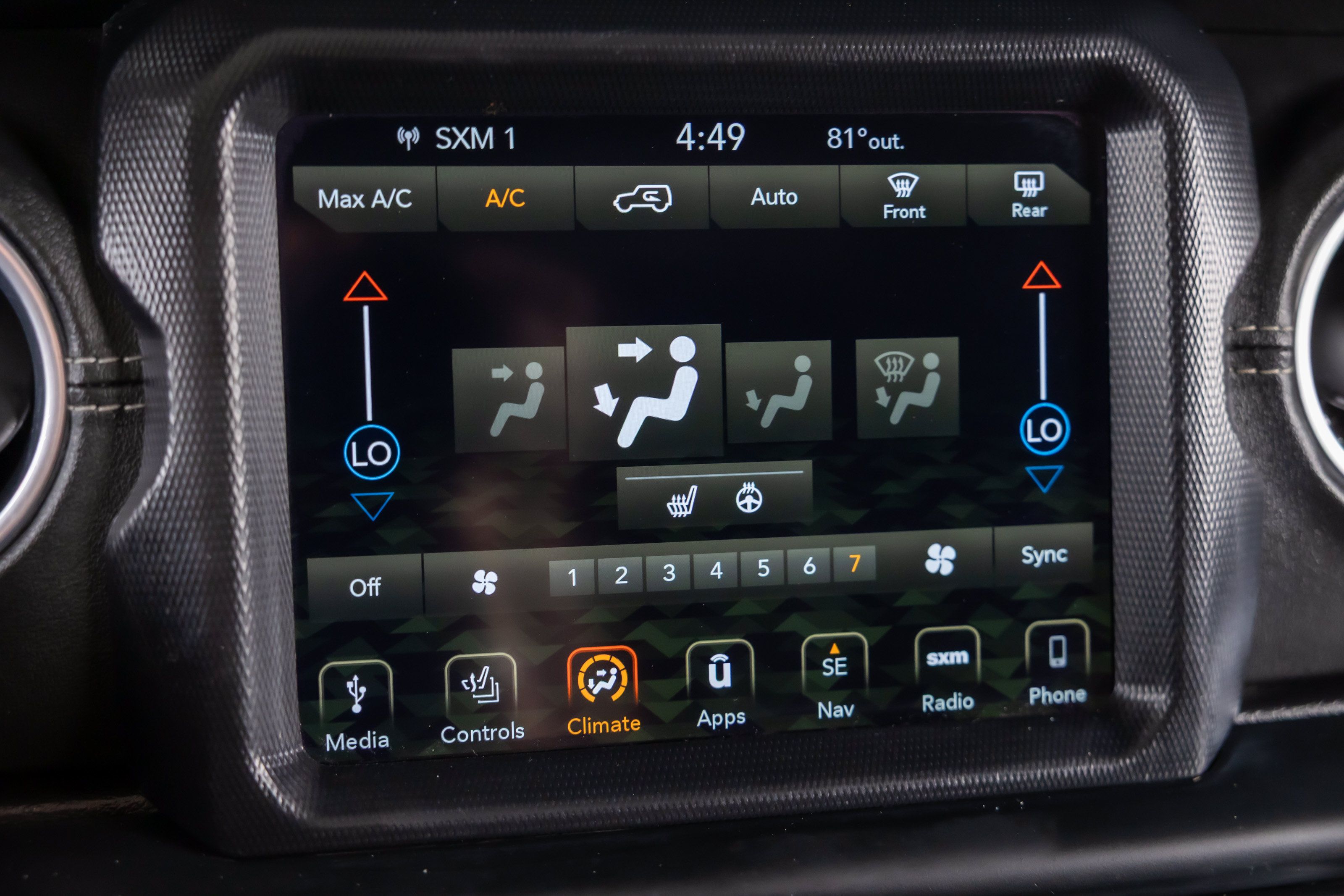 Used 2018 Jeep Wrangler Unlimited Sahara AWD/4WD image 32