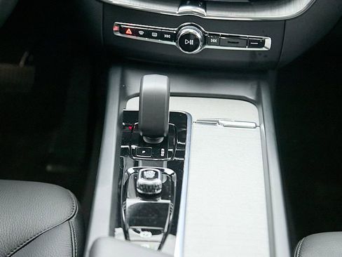 Certified 2025 Volvo XC60 B5 Plus AWD/4WD image 28